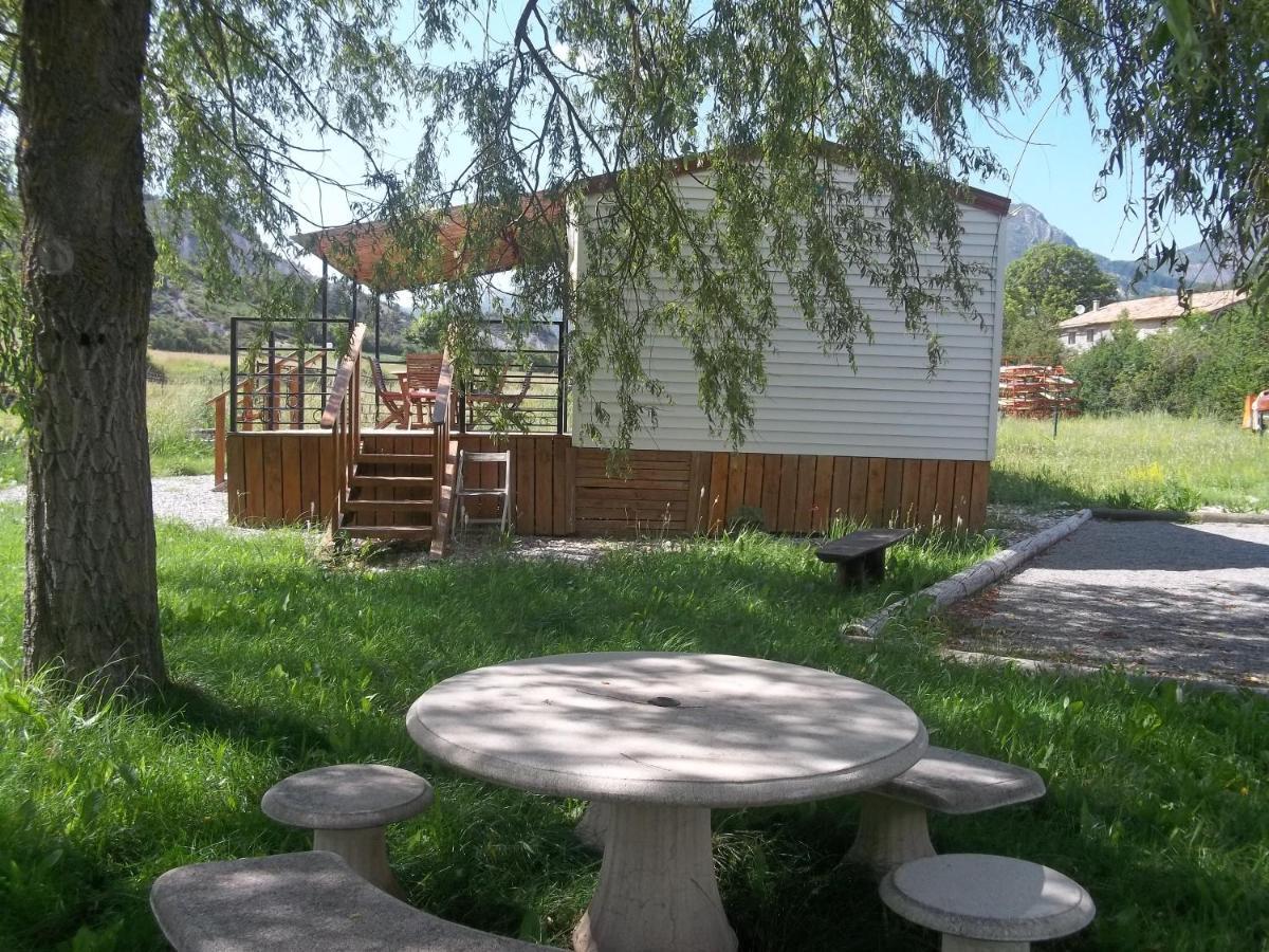 Bungalow Blieux Exterior foto